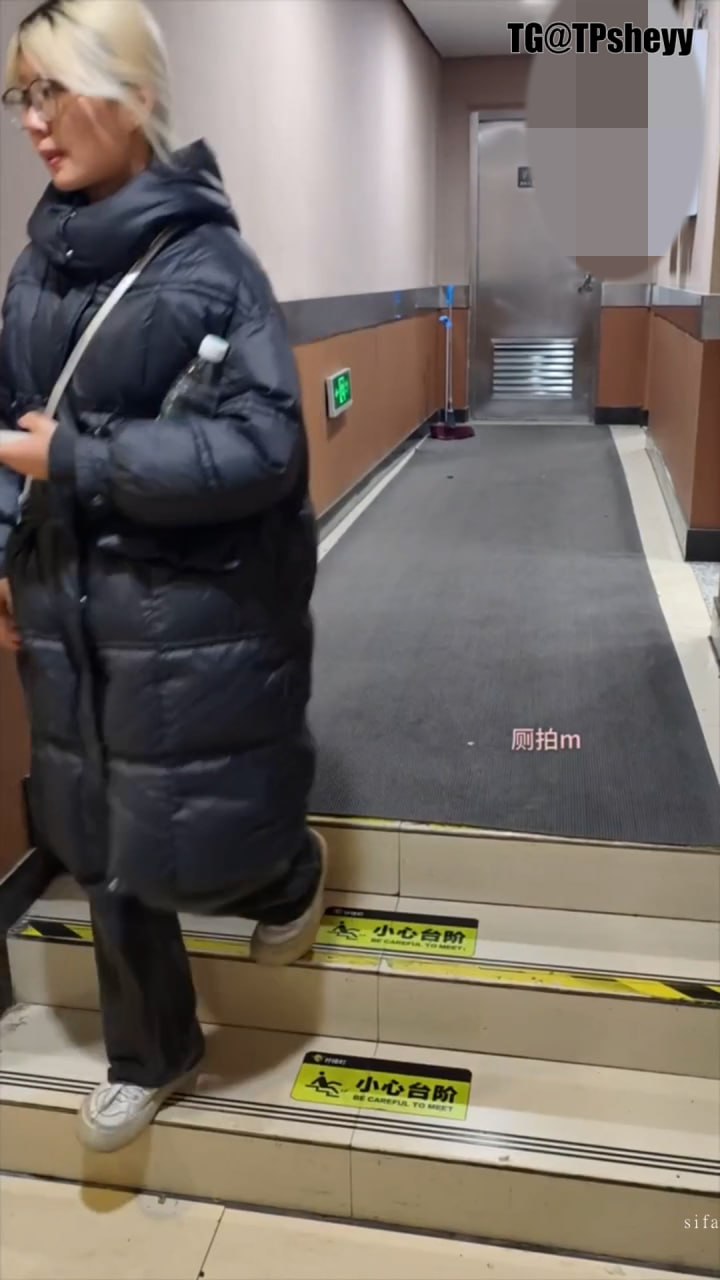 【拉粑粑篇】几十位高颜值靓妹.黑丝美女等等，好多干净漂亮的美鲍 - 图片