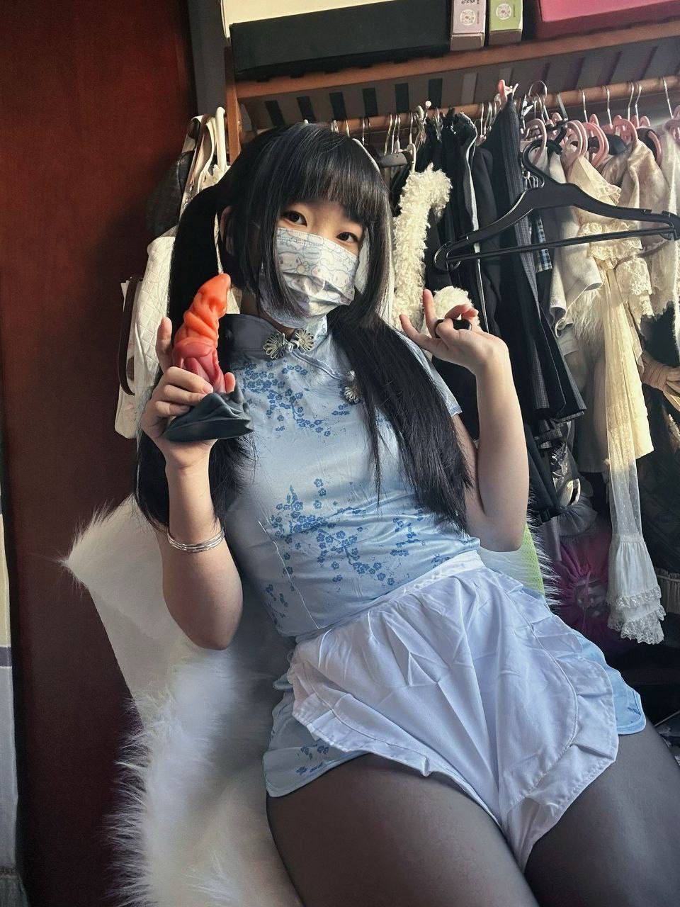 #微微子 在校高中生学生妹，沉迷于cosplay角色扮演，jk、萝莉塔、护士，白皙的皮肤加上白虎嫩穴，放学回到家一个人偷偷躲在卧室自慰