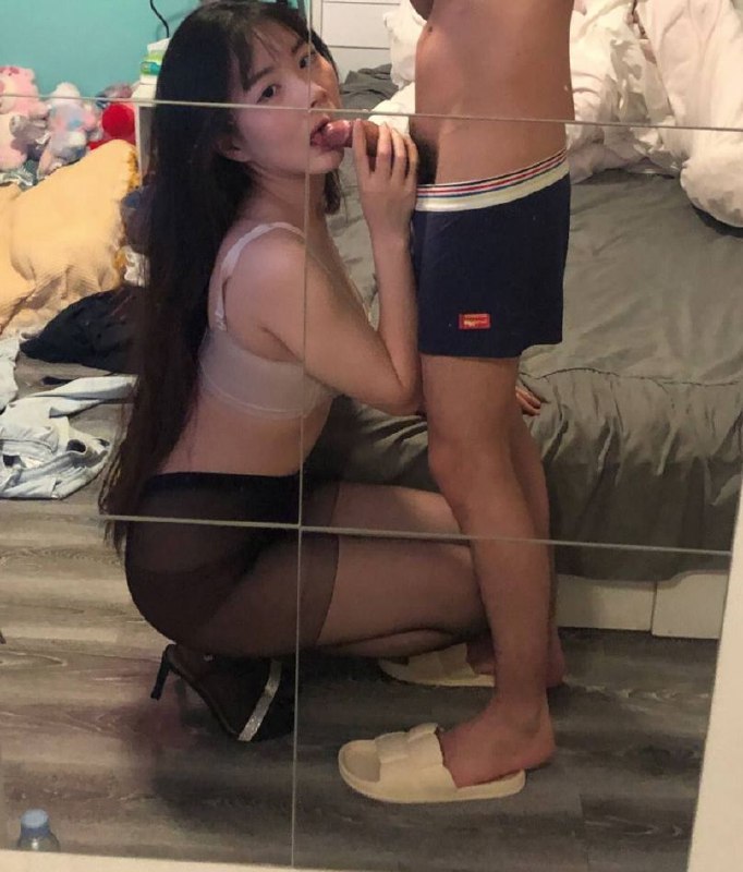 超高颜值女友被渣男曝光做爱视频。清纯的外表下口含JB，主动配合深喉口交 - 图片