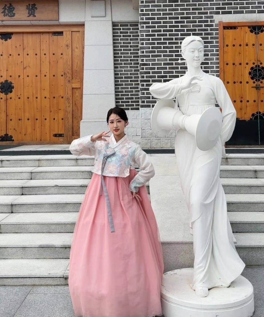 #糖糖 来自四川艺校的顶级颜值清纯学生妹，制服cosplay情景演绎，极品身材给金主爸爸足交口交，狗链捆绑调教sm，一整个跳蛋塞进逼里淫水不停直流 - 图片