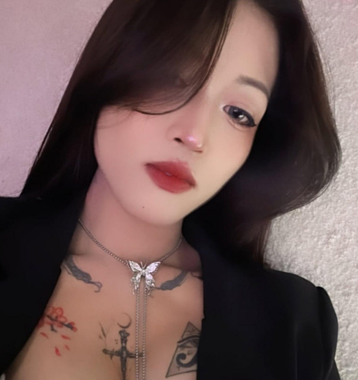 1.7万粉丝的高颜值模特儿小青同学，早前与炮友做爱视频流出，以前还没这么多纹身，但是胸口的梅花清晰可见，女主的表情真的超骚 - 图片