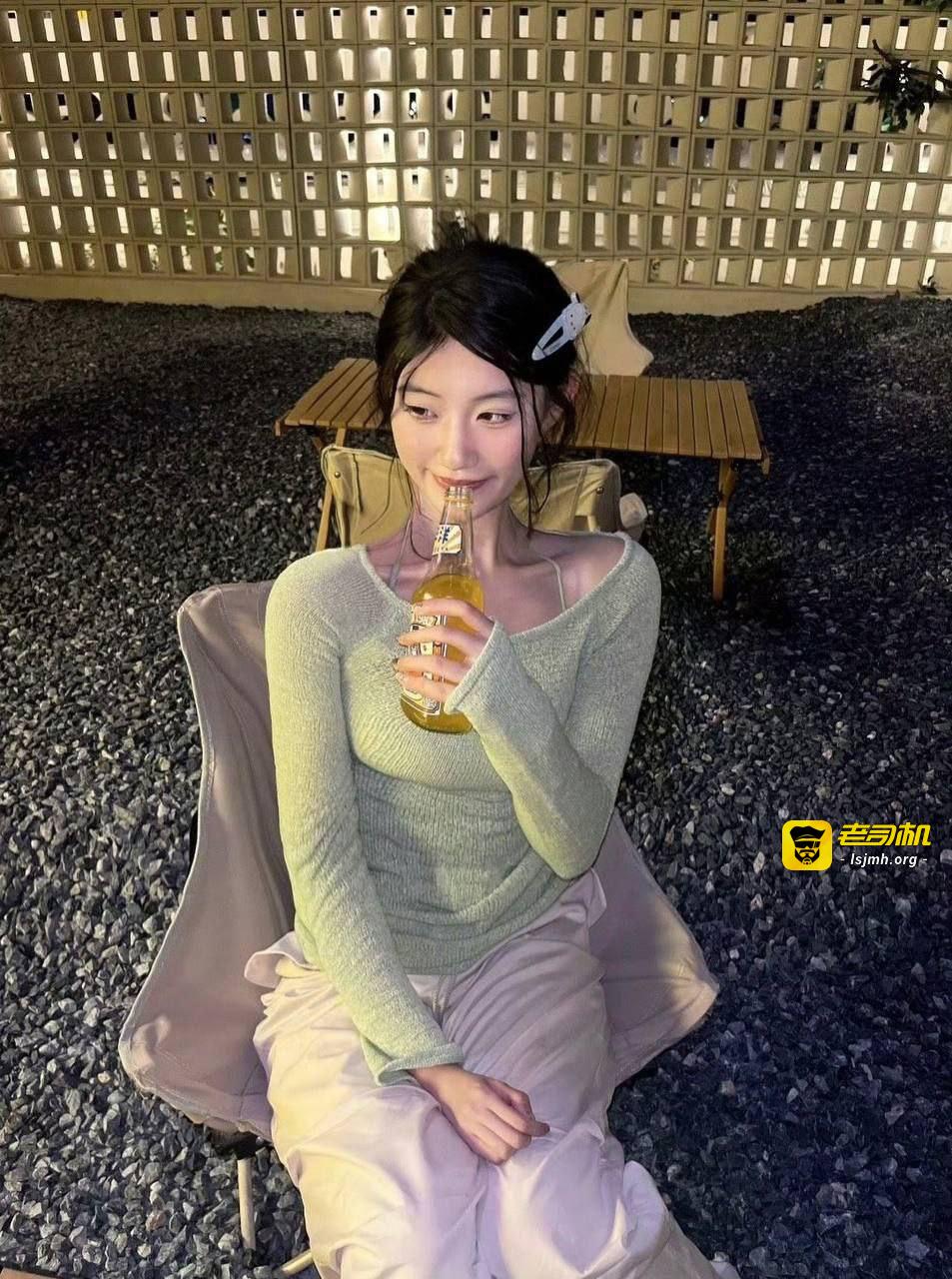 某音颜值小姐姐，虽然照片有点美颜，不过奶子还是很好看，上位一抖一抖的，很给力，被金主爸爸无情后入，还得喊爸爸，不雅视频流出 - 图片