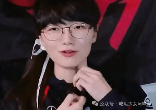 女版Faker“小莎”拒穿T1战袍“吓人”，女版Scout黑丝热舞引争议：模仿电竞明星，流量密码or形象杀手？