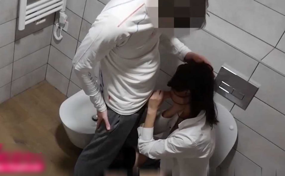 厕所监控实拍 黑丝JK醉酒妹子跪趴马桶 被两男前后轮番猛顶骚穴 淫水顺黑丝大腿往下流 - 图片