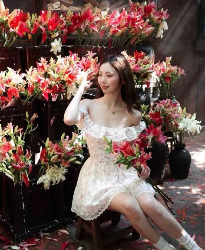 华裔网红VickyLim情侣自拍流出！身穿制服被男友无套狠操调教，每下又深又急，浪叫不停整个人越干越软。 - 图片