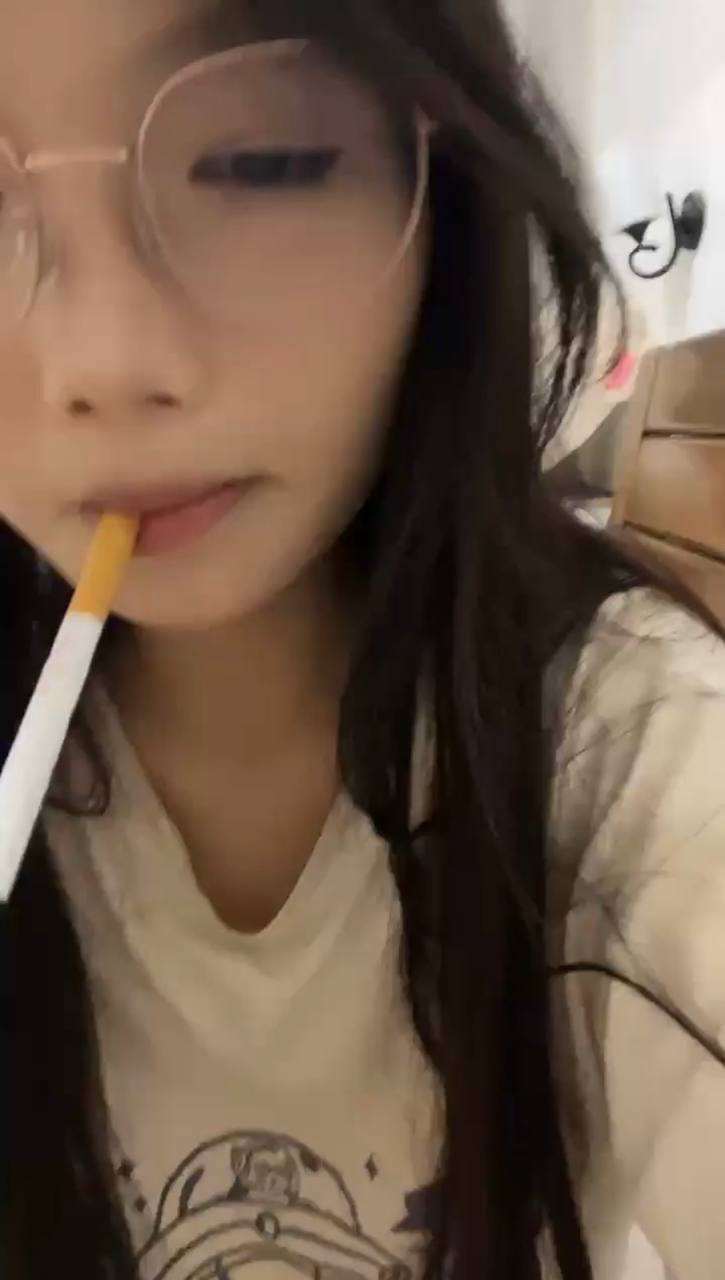 眼睛妹直播，又是抽烟又是自慰，多少男人心中的梦