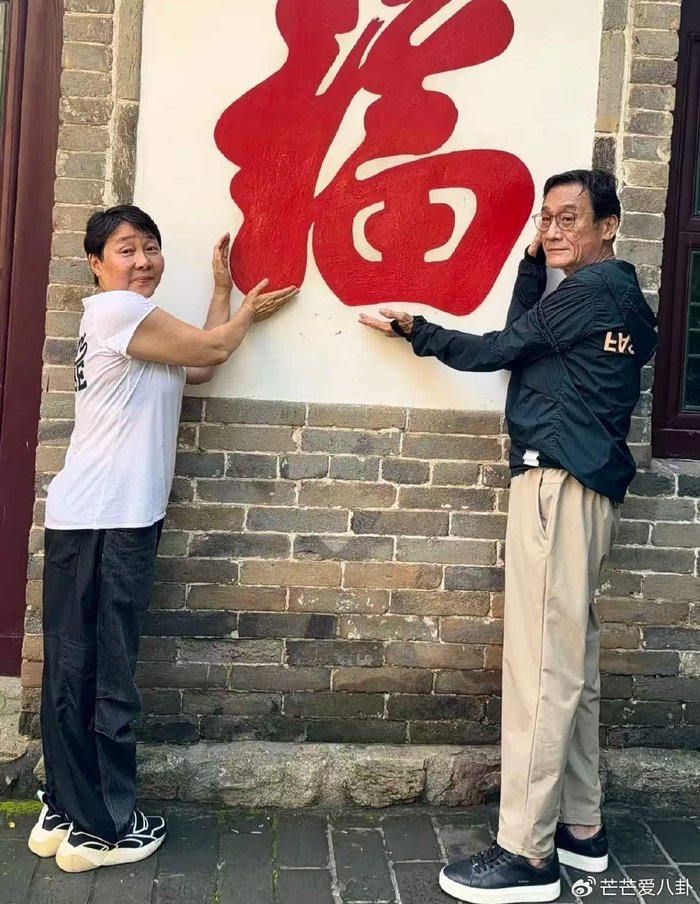 68岁梁家辉携妻子大孤山祈福！牵手同行尽显半生深情