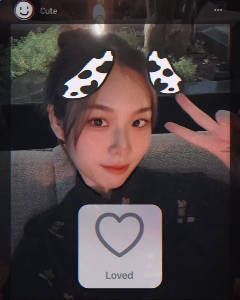 高颜值清纯黑丝大长腿女大学生，在酒店被金主按在床上无套疯狂中出抽插 - 图片