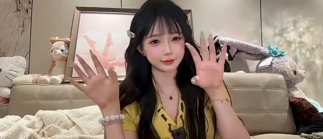 萌妹变精神小妹？游戏女主播一向甜美形象示人，如今却双臂纹身示人走性感风！网友辣评：撸圈混不下去刀区万人捧！ - 图片