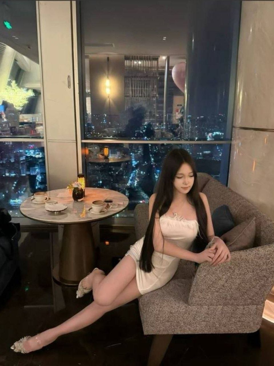 网红脸的果盘被精神小伙调教成母狗随时随地找个卫生间就开始口交 - 图片