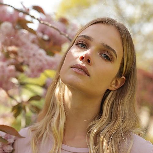 #Florrie歌手TikTok直播打鼓时下体走光 - 图片