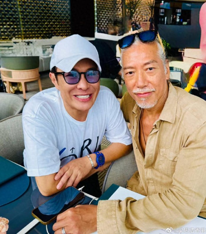 63岁张耀扬被曝已低调结婚，携妻子岳母与友人聚会，妻子温柔美丽