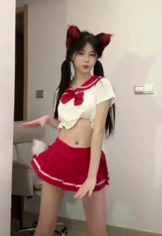 快手百万粉丝网红诗颖黄谣瓜 大量不雅自拍自慰视频流出引热议，目测并不是同一人
