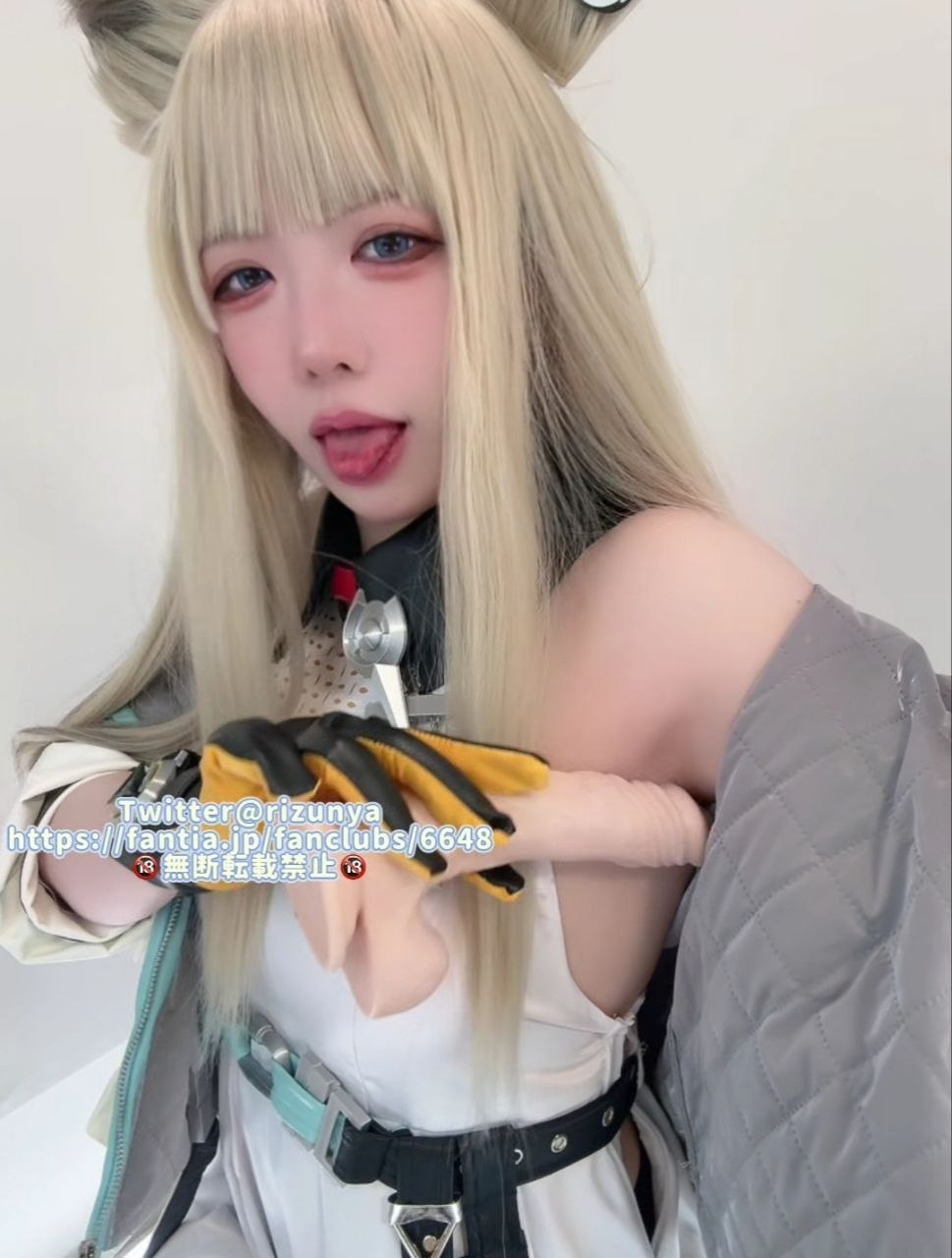 扮演兔娘cos，表情非常骚，给人一种经验丰富两分钟就要射的那种