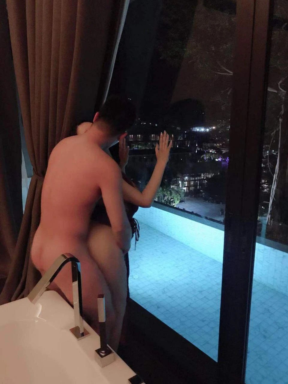 天天在社交平台上发骚，寻找来三亚旅游的大哥，收费还挺高，不过人家啥都能接受，3p，毒龙，甚至给你舔屁眼，只要钱到位，没有她不干的 - 图片
