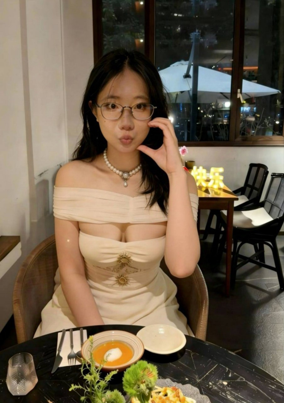 投稿个抖音上的健身反差骚婊，一只口红就能背叛异地男友给别人当狗的反差妓女。口活一绝，还会毒龙，真好奇她男朋友看到她这个骚样是什么反应。