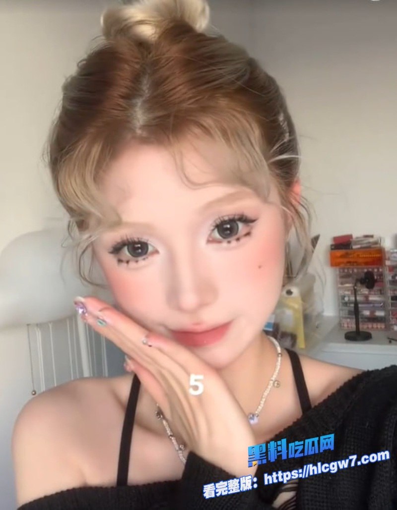 抖音小红书高颜值美妆网红小小舒激情视频疑似被男友泄露！清纯妆容女神私下尺度拉满，这波塌房大瓜瞬间社死，吃瓜群众直呼“人设碎成渣”！ - 图片