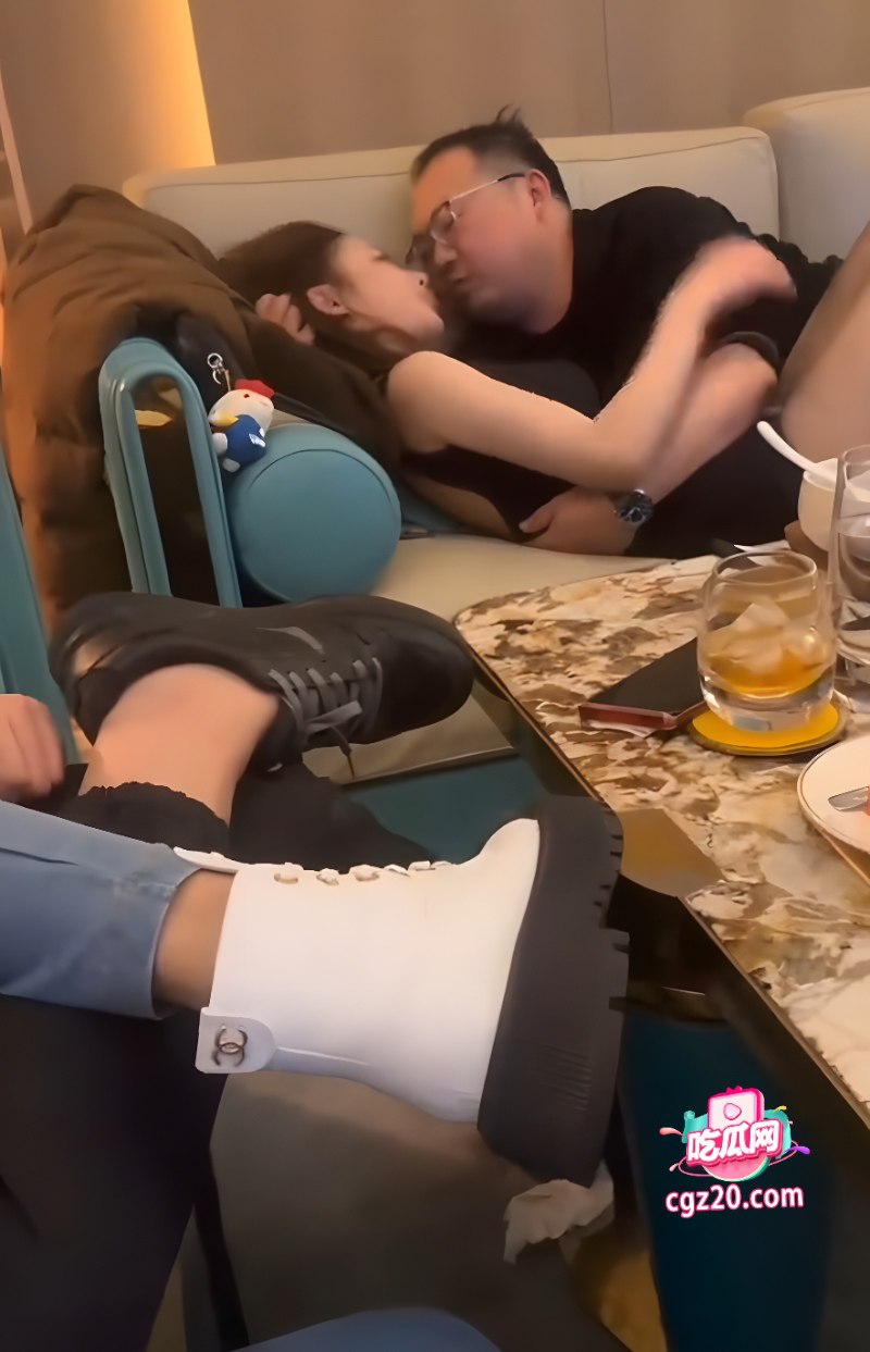 商K嫩模在包厢拒绝大哥的接吻 大哥一怒之下带到酒店给操了 - 图片