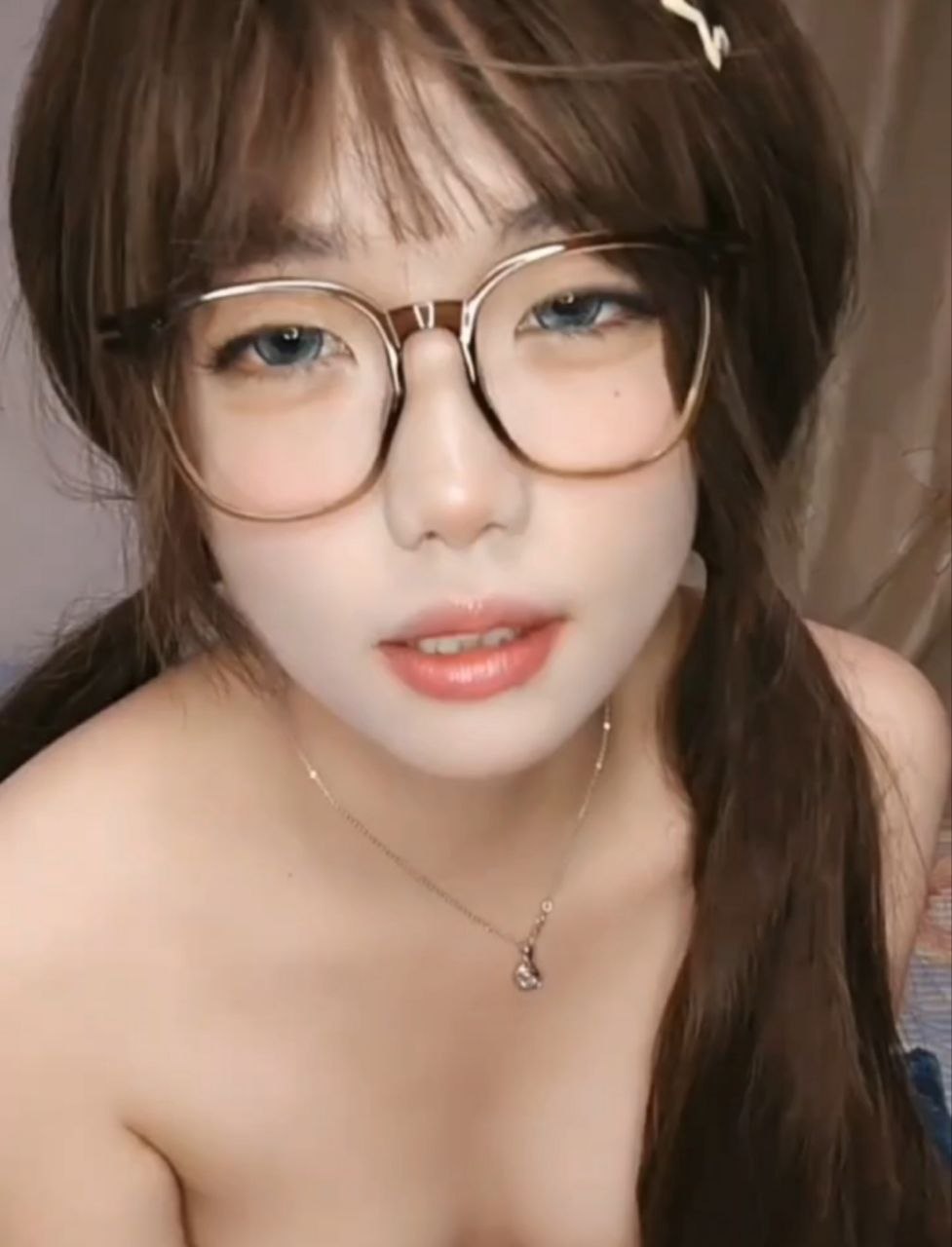 扎着双马尾的眼镜妹穿着黑丝非常的骚，拍摄自慰