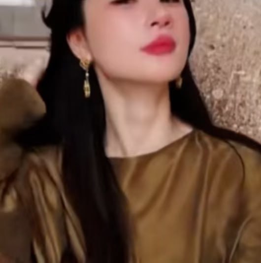 舞蹈主播青苔Miss：从“2000万生娃”争议到签证被拒，昔日头部低调回归，询问网友：自己长的像外围吗