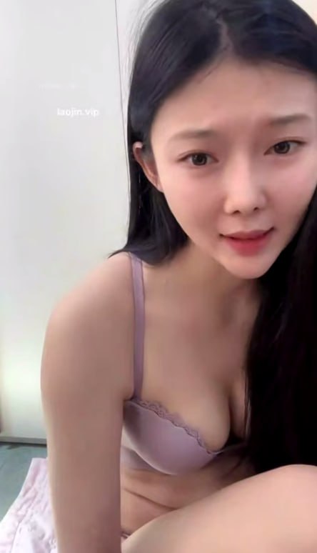 颜值还不错的气质美女下海直播～