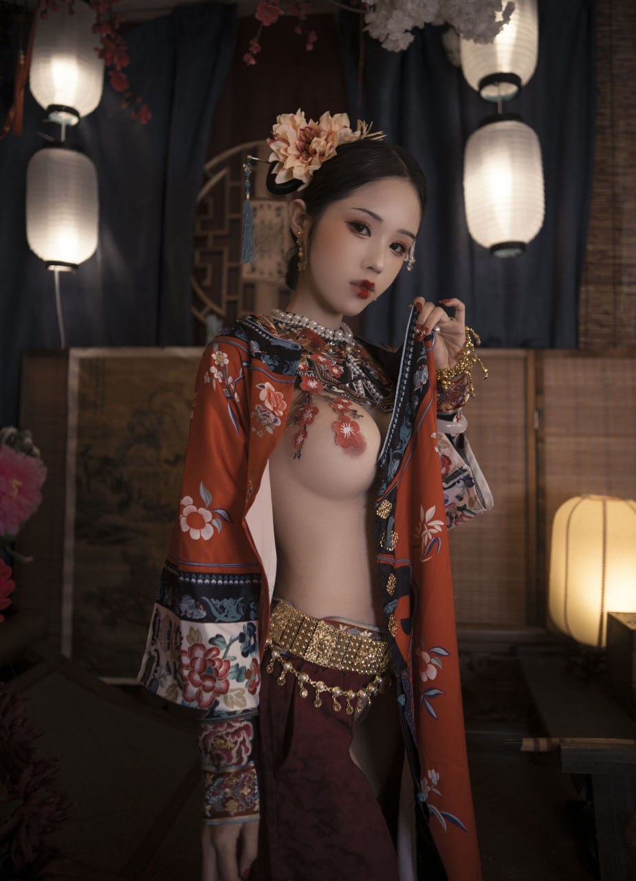 古装风格高冷美少女看着温文儒雅，背后却骚的一批，半夜穿着古装躺在床上自慰，看着自己粉粉嫩嫩的小穴，饥渴难耐的用两根手指对着小穴一顿猛插，小穴汁水蹭蹭往外冒，又嫩又滑，美少女开始用力摸着自己的阴蒂，小穴快到极限了，突然，美少女猛的抖了一下，淫水喷了一地 - 图片