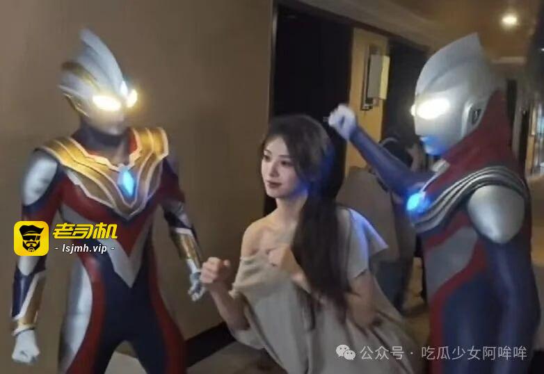 王者荣耀女Coser因出嫦娥一角，频繁吐舌头做不雅动作，被网友质疑太擦边了，不尊重角色！ - 图片