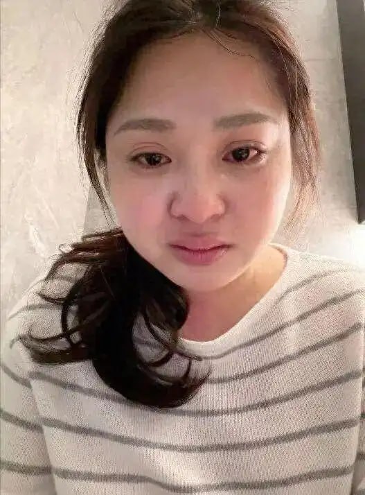 网红阿爆哭诉孤独，网友难以共情，住别墅穿名牌各种玩，泪从何来？
