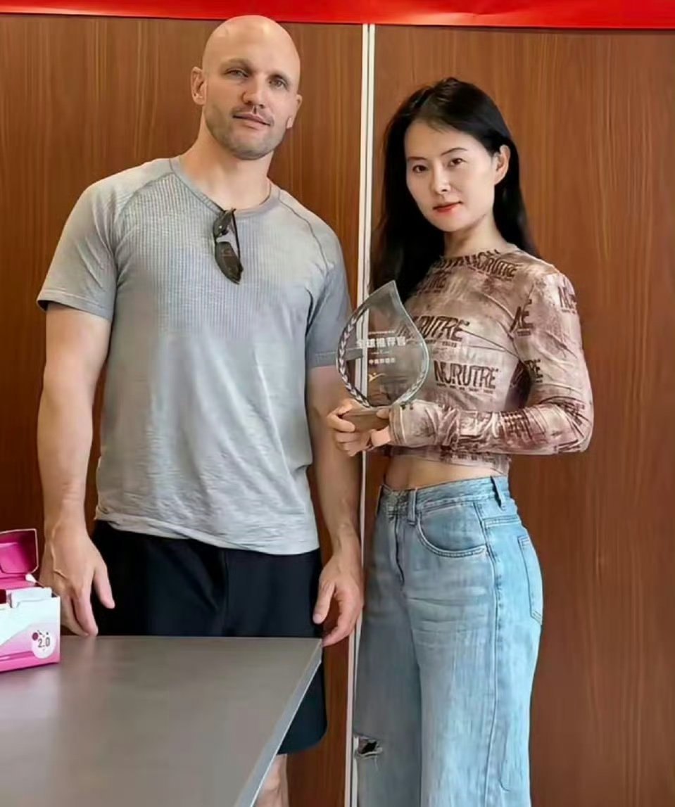远嫁美国的女网红小易离婚翻车