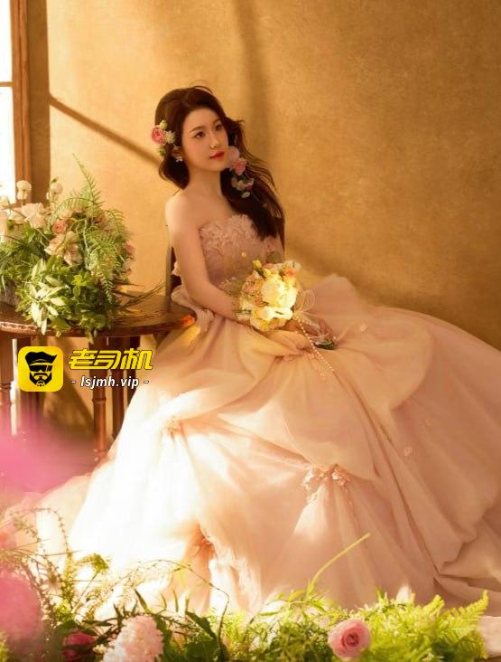 知名女主播晒婚纱照美若天仙，网友质疑其老公是大哥，其回应是因为爱跟钱无关，大家不要目光狭隘！ - 图片