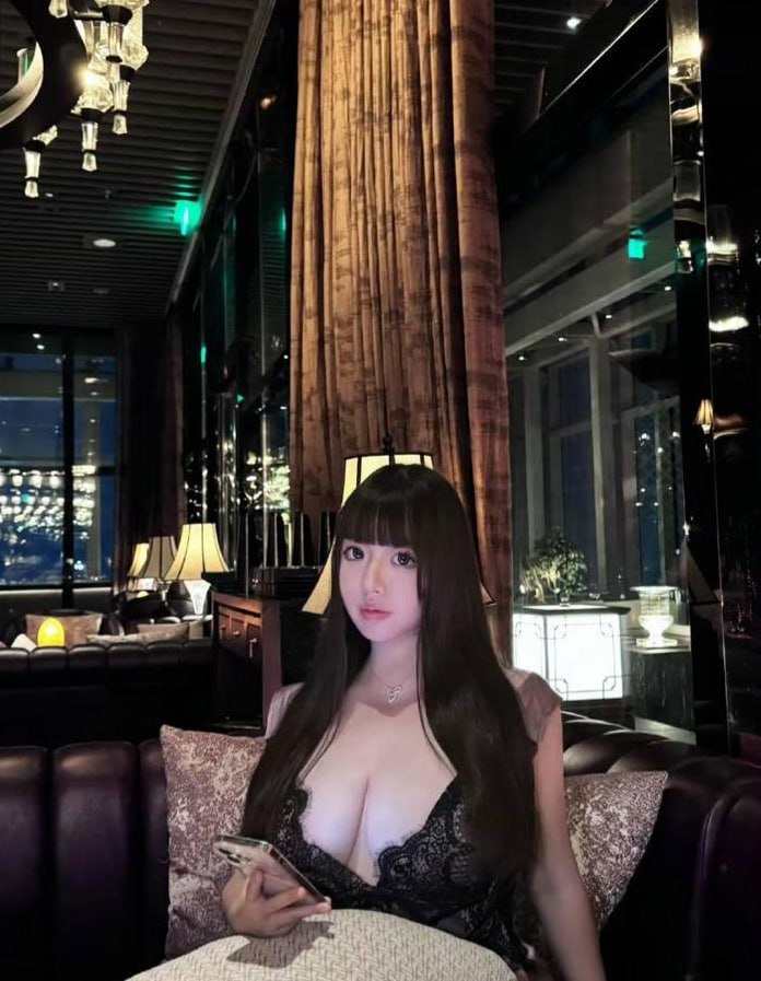 微博巨乳博主君君竟在我身边土豪定制露奶视频 颜值爆表添奶淫乱视频爽爆全网