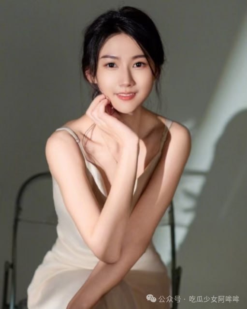小苍直播落泪崩溃：LPL初代女解说“情怀回归”遇瓶颈，大哥跑路伤心欲绝，网友：财富自由也需陪伴