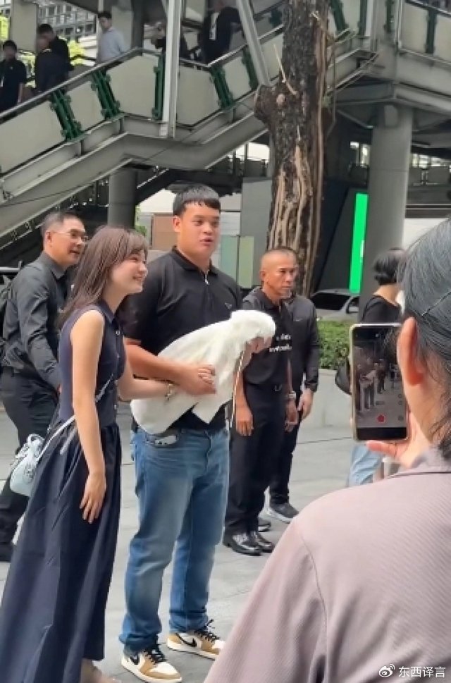 泰国提帮功王子牵手漂亮女孩，大方承认在交往，长姐去世继承局势不明
