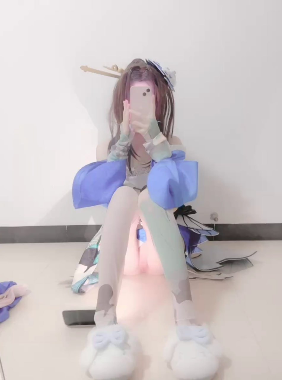 奈奈王者cos不知火舞，对镜骚逼特写，自慰抠逼，水晶棒疯狂抽插