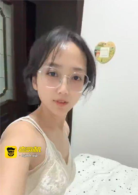 抖音27万粉温柔馨馨6 清纯眼镜妹直播尺度炸裂 私密偷情视频曝光 - 图片