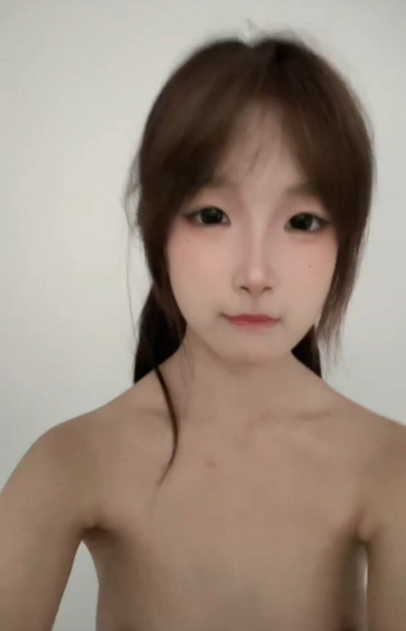 我靠 看起来纯纯的 但是这逼跟奶头有点黑啊哈哈哈 - 图片