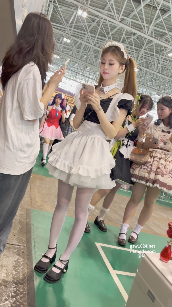 cos女仆装 双马尾白丝袜小美女 一副乖乖女的形象 惹人注意 - 图片