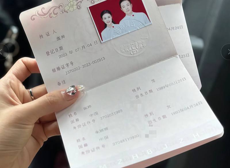 张帅何奇颖婚礼请柬配全裸照疯传全网！常规喜帖变大胆裸照，诚邀亲友一睹新人淫态，直接出圈成焦点！ - 图片