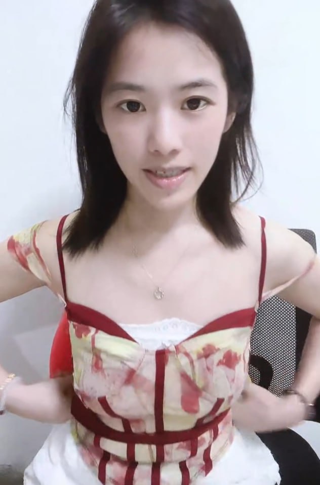 B站UP主 小姨2号 经典之作 全裸趴床直播聊天 咬唇揉奶秀身材