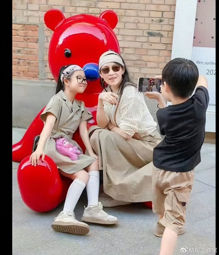 章子怡带娃游泳戏水，一对儿女颜值在线，幸福感满屏！