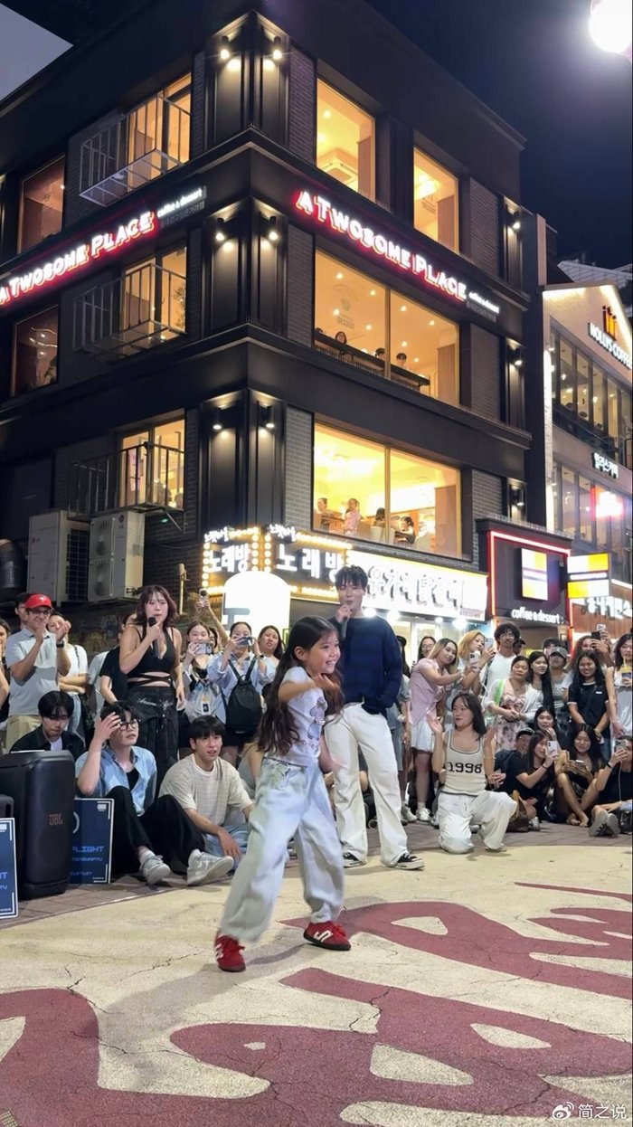 自信绽放海外舞台！8岁中国儿童雪儿弘大路演即兴热舞燃爆全场