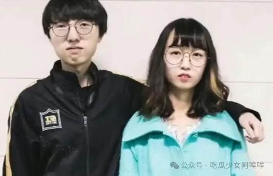 女版Faker“小莎”拒穿T1战袍“吓人”，女版Scout黑丝热舞引争议：模仿电竞明星，流量密码or形象杀手？ - 图片