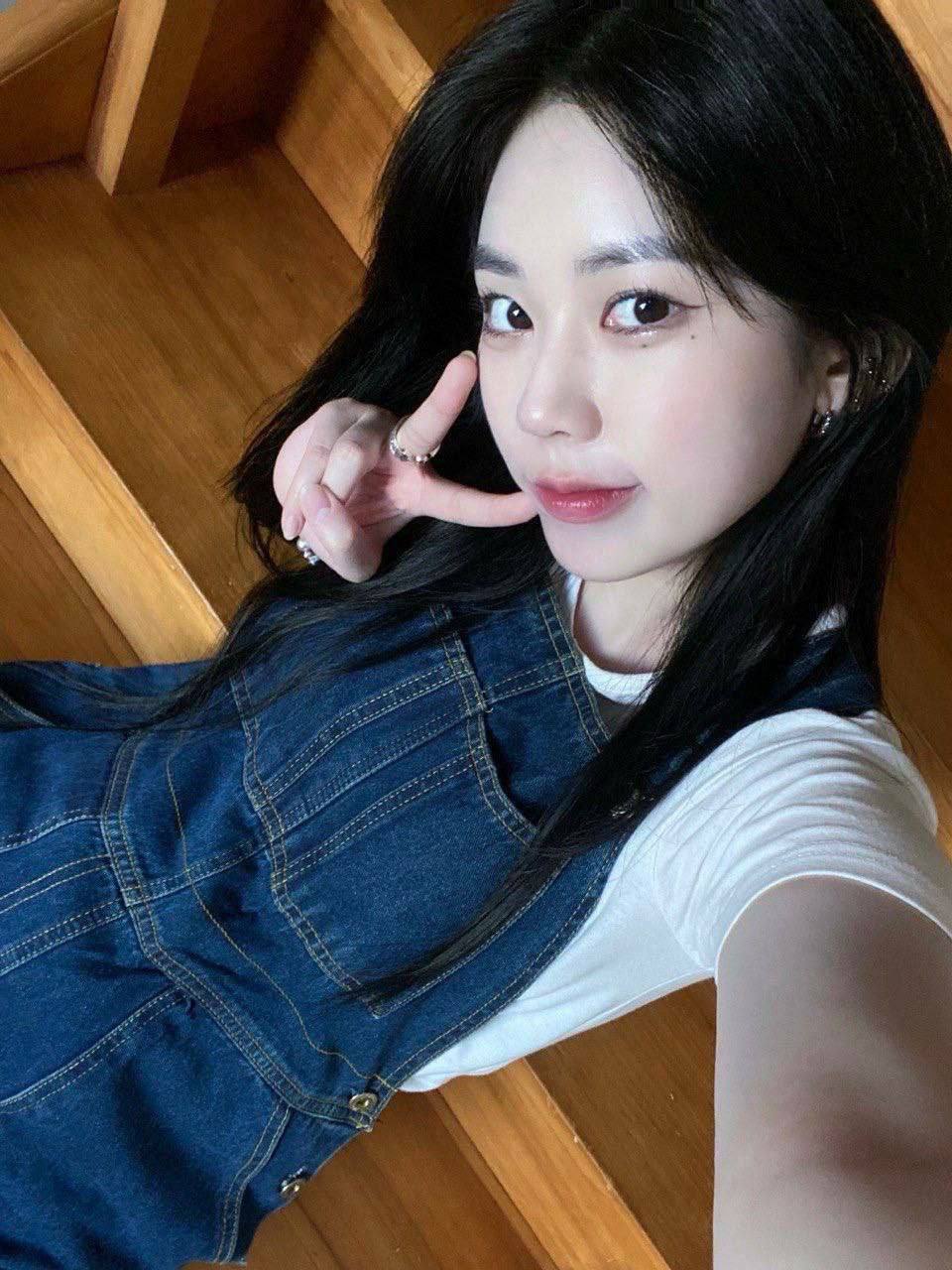 一名女大学生 拥有一副超高颜值外表 看似超清纯 私下很反差