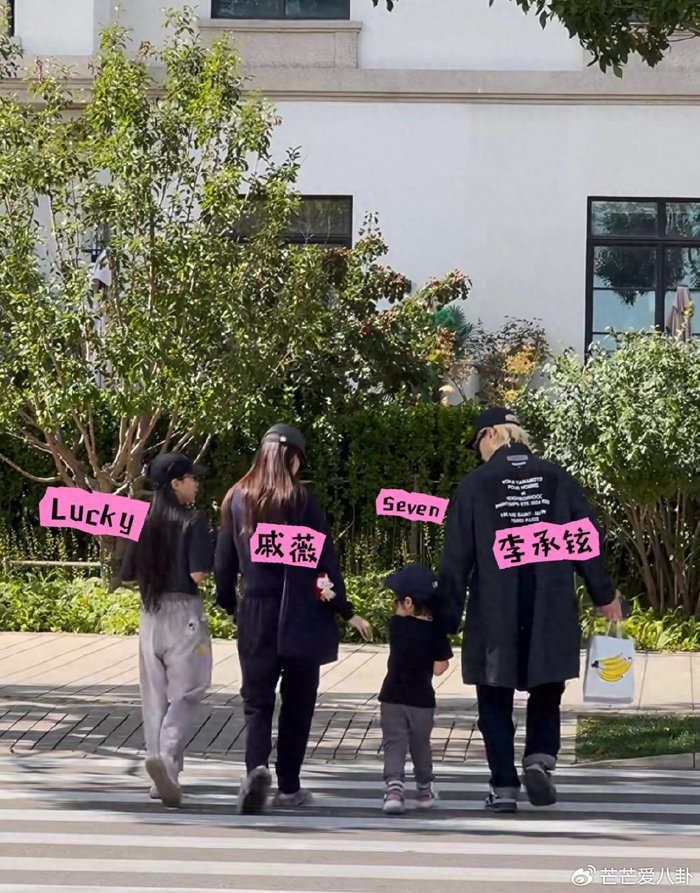 戚薇走路外八很厉害，11岁女儿腿和妈妈一样长，4岁儿子圆脸卷毛