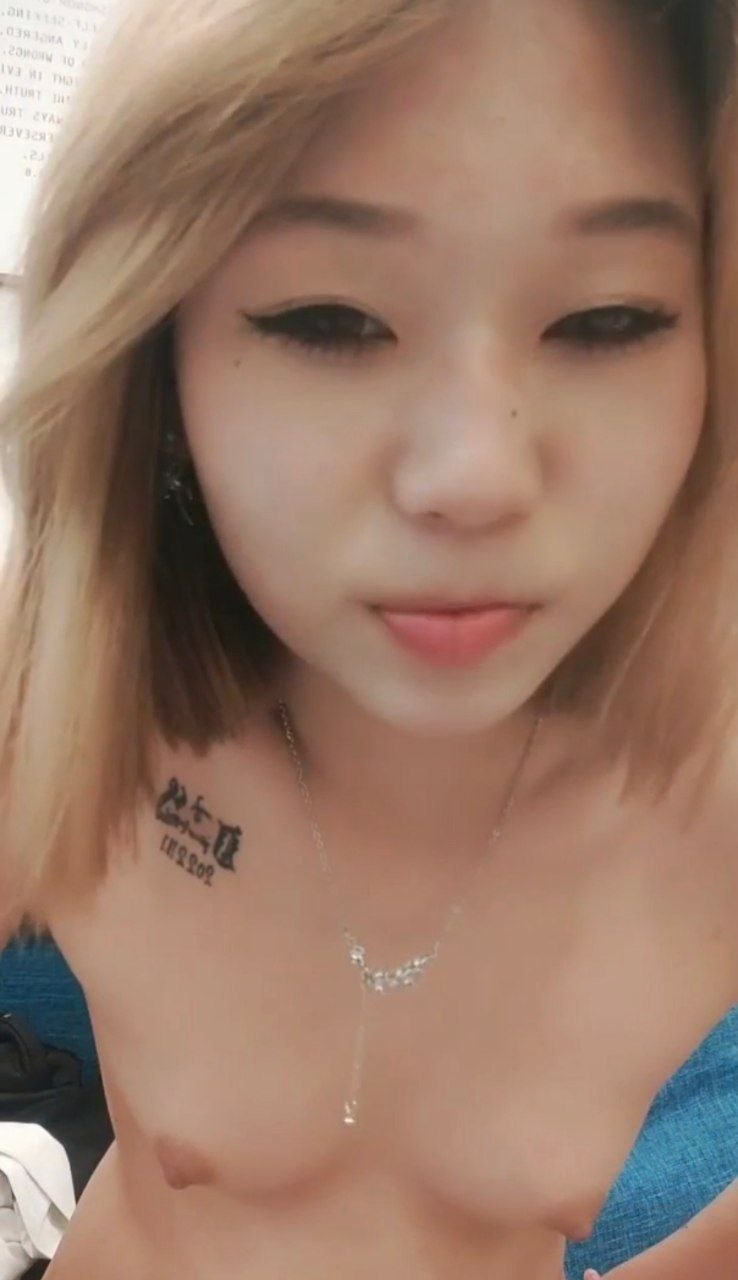 黄毛精神小妹沙发扣逼 淫水直流啊 这种妹子我肯定不戴套弄她