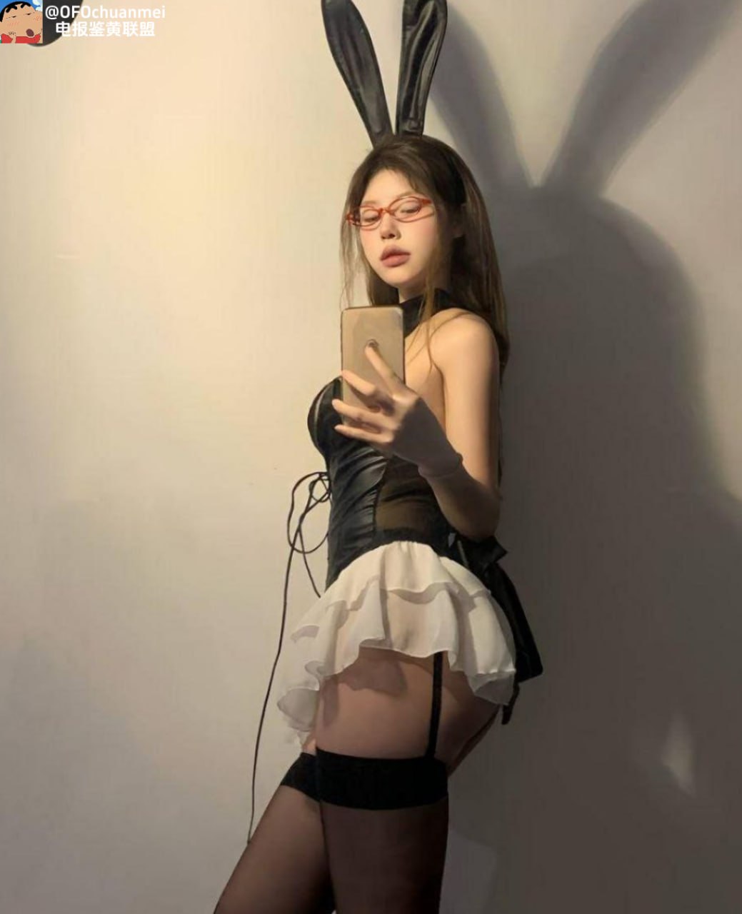 高颜值完美身材顶级反差婊，骚得炸裂！