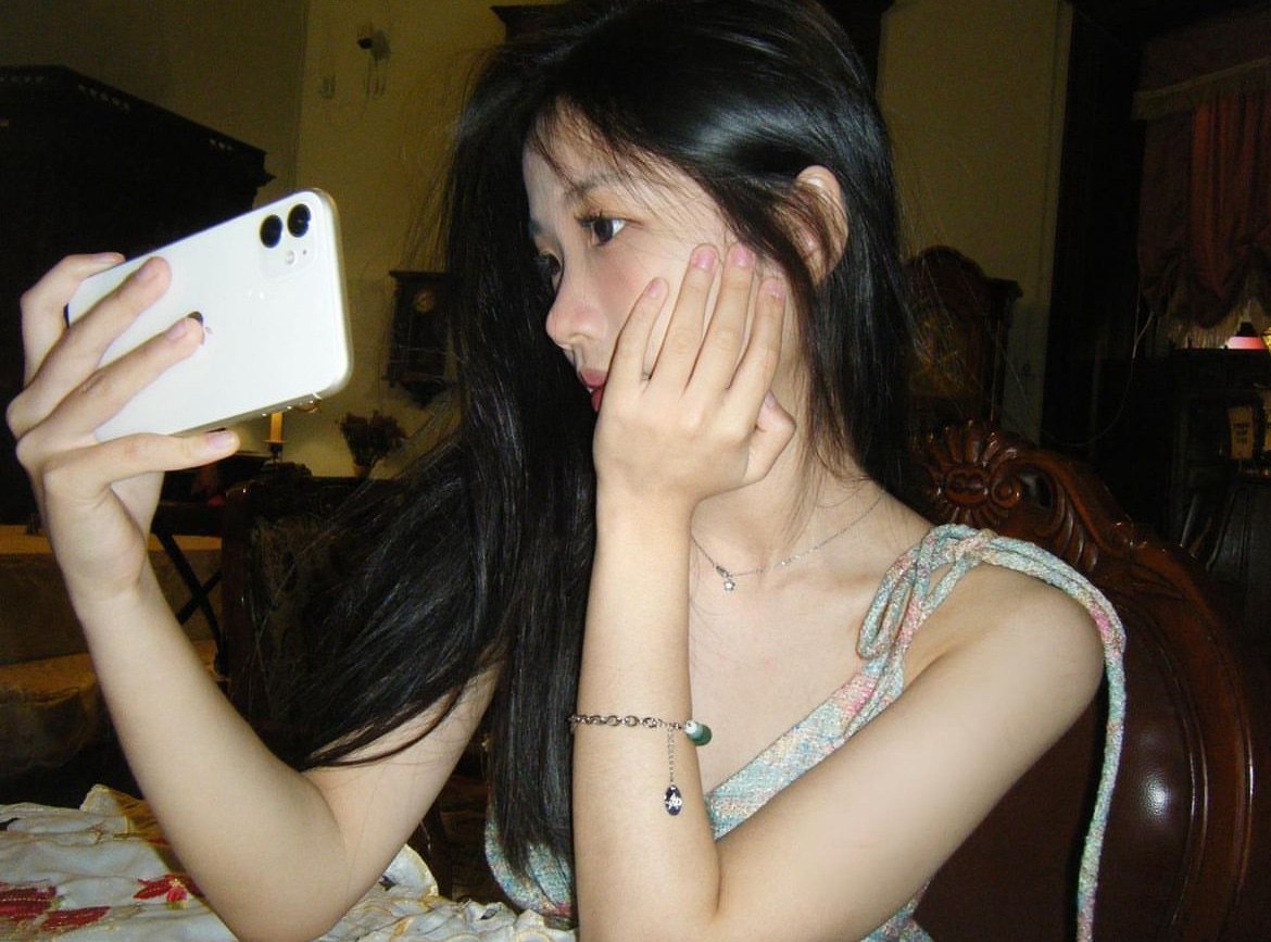 极品高颜值眼镜少女背后经不起诱惑被金主包养大尺度调教露脸深喉口交各种姿势抽插 - 图片