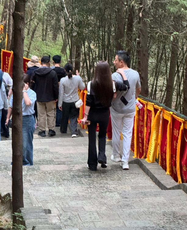 汪小菲国庆陪妻儿踏秋祈福，马筱梅身材纤细窈窕，儿子乖巧可爱