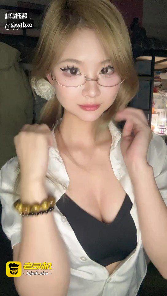 B站福利姬羊咩咩，脸B同框自慰视频福利 - 图片