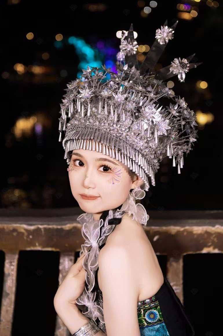 民族风格小姐姐，看着温文儒雅，背后却骚的不行，和榜一大哥偷偷来酒店开房，看着大哥又大又粗的大鸡巴，一脸淫荡的吃了上去，大哥爽笑了，抱美少女抱起来猛艹，淫水流出来了 - 图片